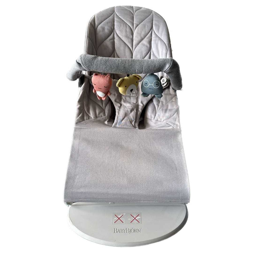 BabyBjörn-Bouncer-Bliss,-Petal-Quilt-Cotton-Light-Grey-+-Toy-for-Bouncer-2