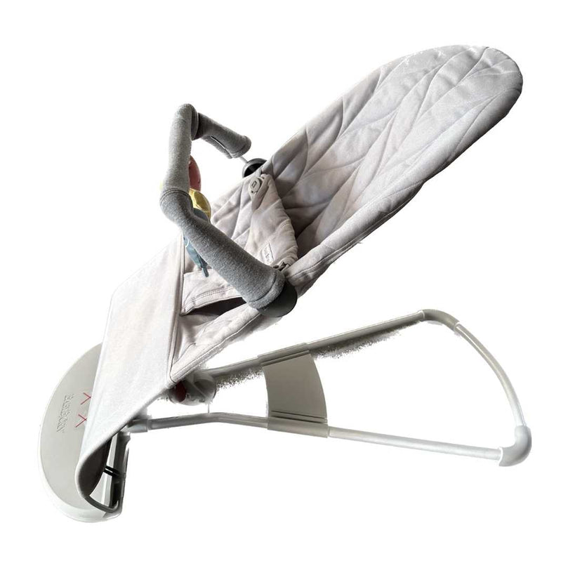 BabyBjörn-Bouncer-Bliss,-Petal-Quilt-Cotton-Light-Grey-+-Toy-for-Bouncer-3