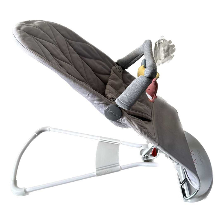 BabyBjörn-Bouncer-Bliss,-Petal-Quilt-Cotton-Light-Grey-+-Toy-for-Bouncer-4